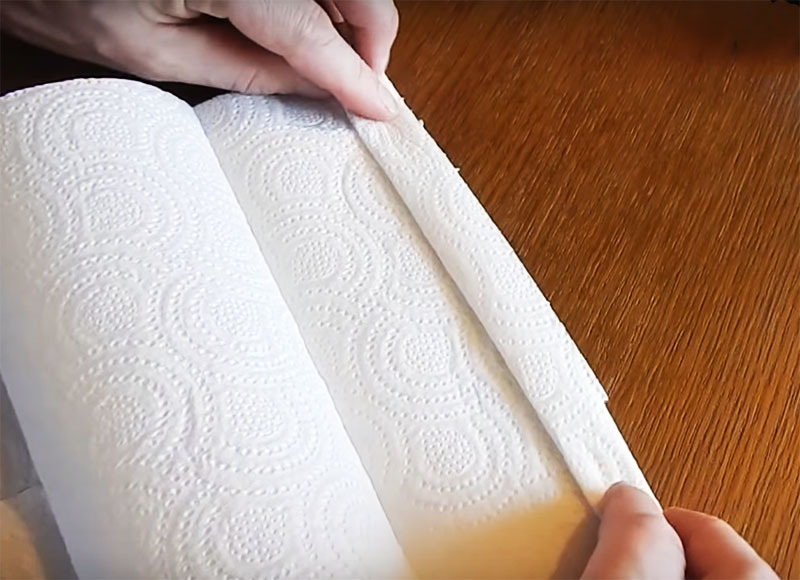 Husk nu, hvordan de i barndommen lavede en blæser af papir: fold et dobbelt lag håndklæder med en harmonika