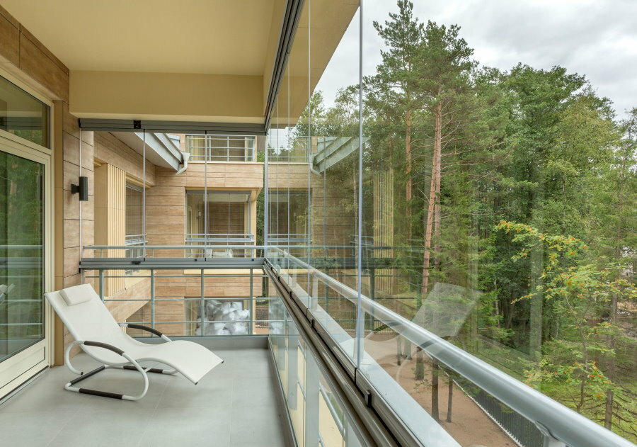 Vetrate per balconi senza telaio con vista sulla foresta