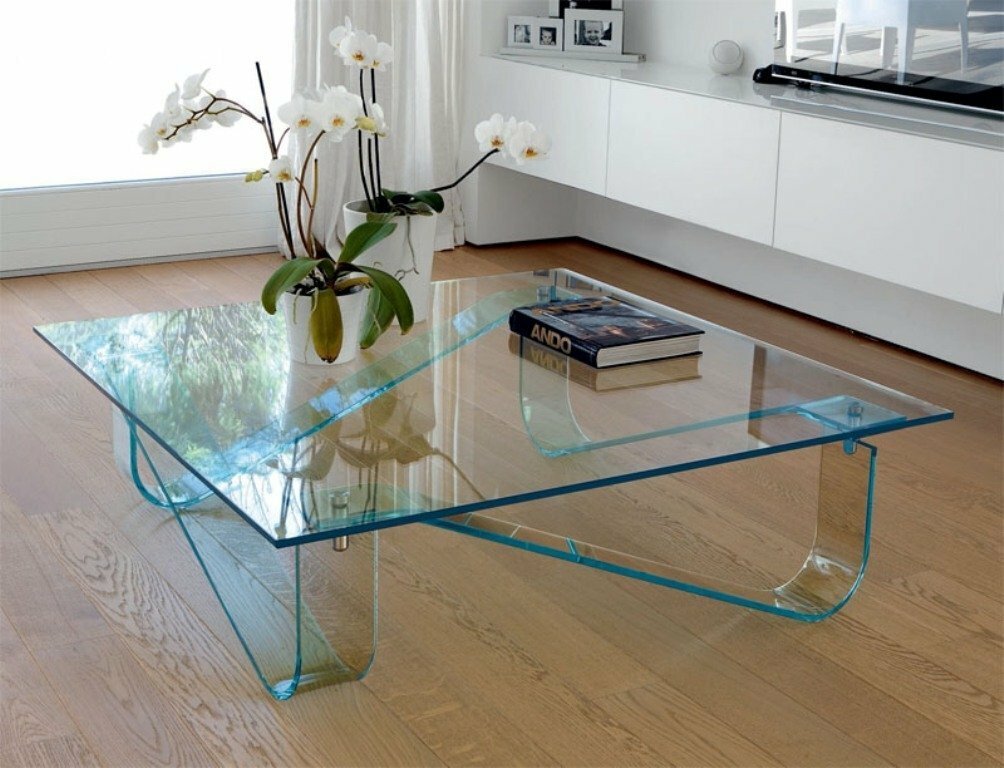 Mesa baja de vidrio en la sala de estar
