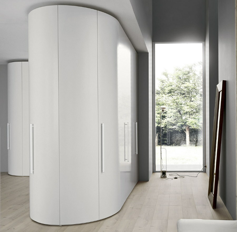 Stilfuld garderobe med buede former på gangen i et privat hus