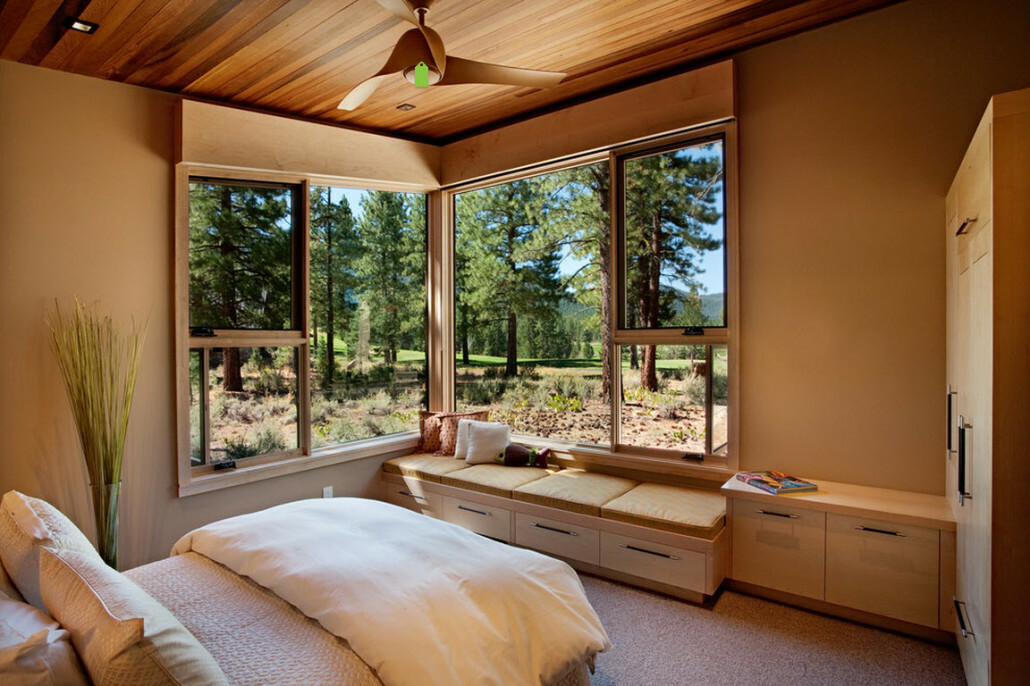 Fenêtre d'angle dans une chambre confortable d'une maison de campagne