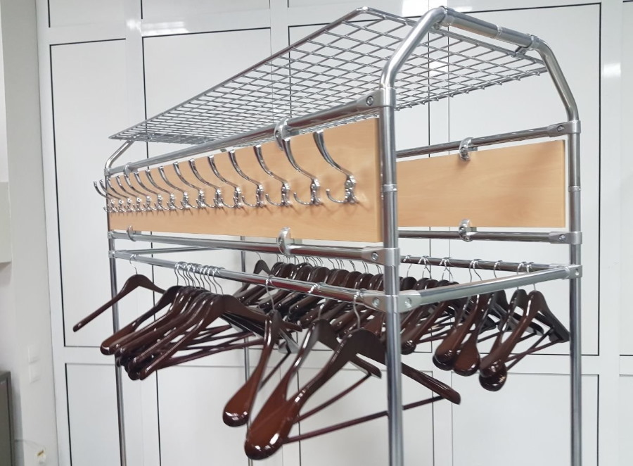 Mobiele hanger voor kleedkamer op de loggia