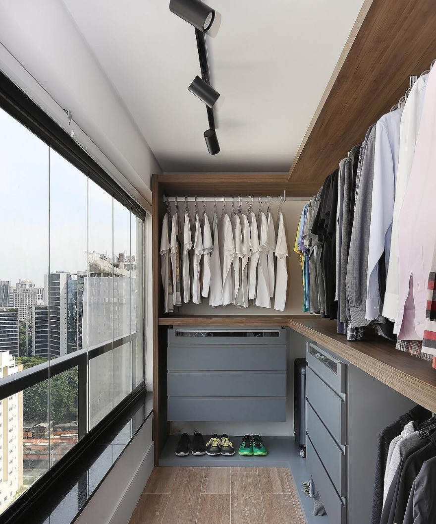 Wnętrze męskiej garderoby na przeszklonym balkonie