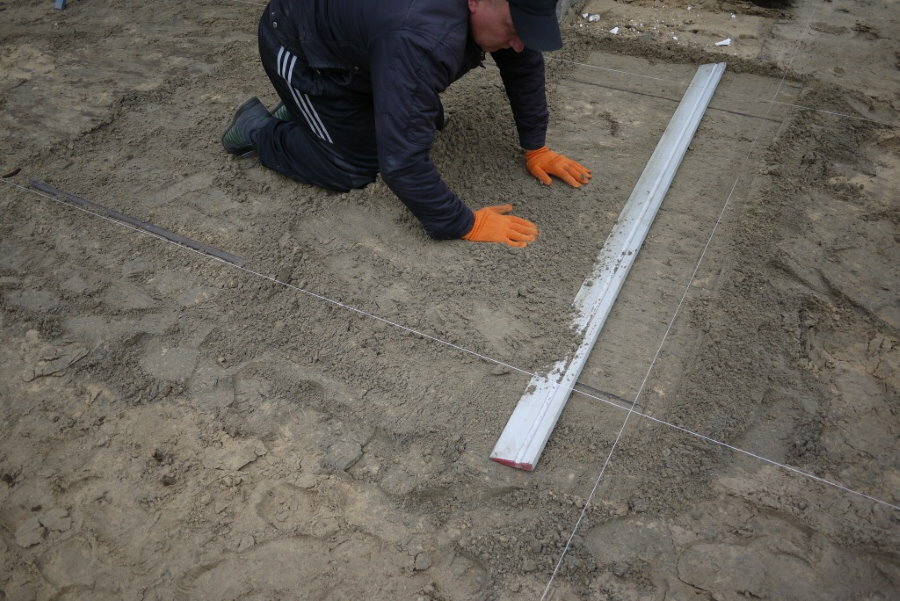 Preparazione della superficie per la posa delle lastre per pavimentazione