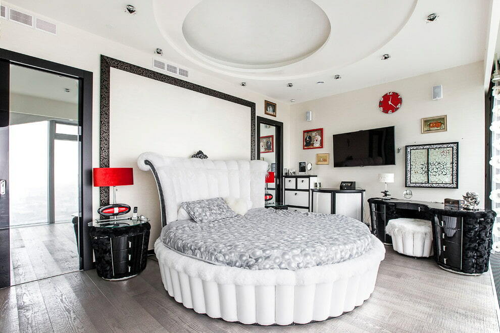Sufit z płyt gipsowo-kartonowych w sypialni z okrągłym łóżkiem