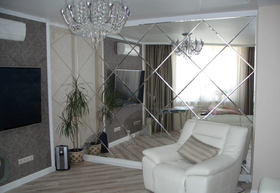 Nástenná dekorácia so zrkadlami v obývacej izbe
