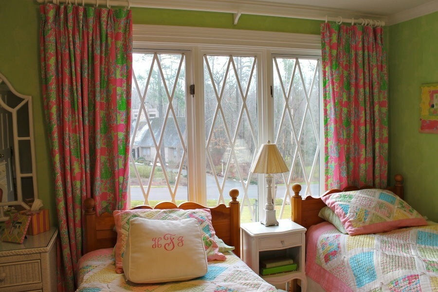 İki çocuk için küçük bir yatak odasında renkli perdeler