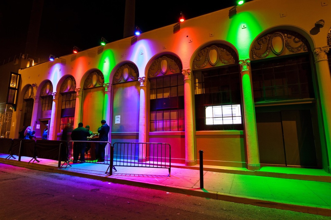 Ticari bir binanın cephesinin renkli aydınlatması