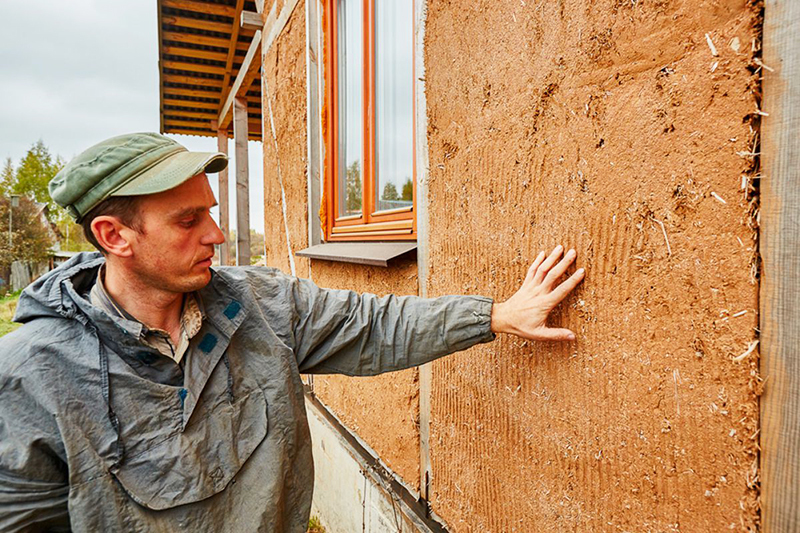 Du kan helt enkelt gipsa väggarna med en blandning av lera och sågspån eller cement och sågspån