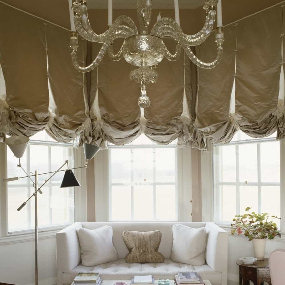 Dekorering af stueværdet med smukke gardiner