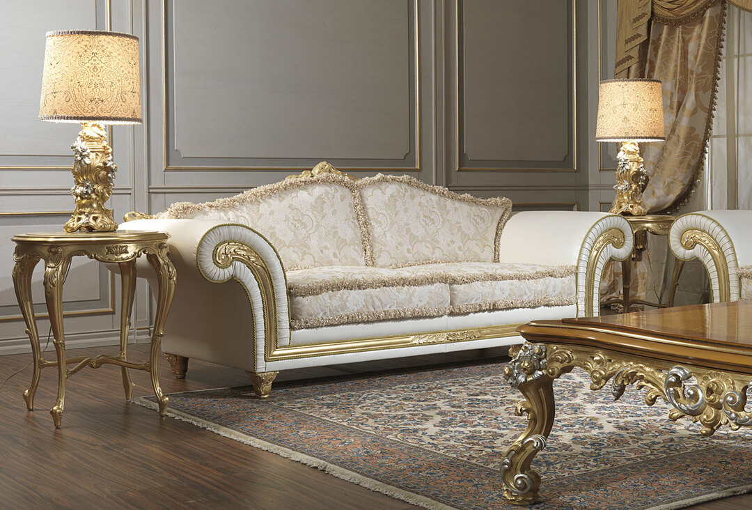 klasikinė sofa gyvenamojo kambario nuotraukoje
