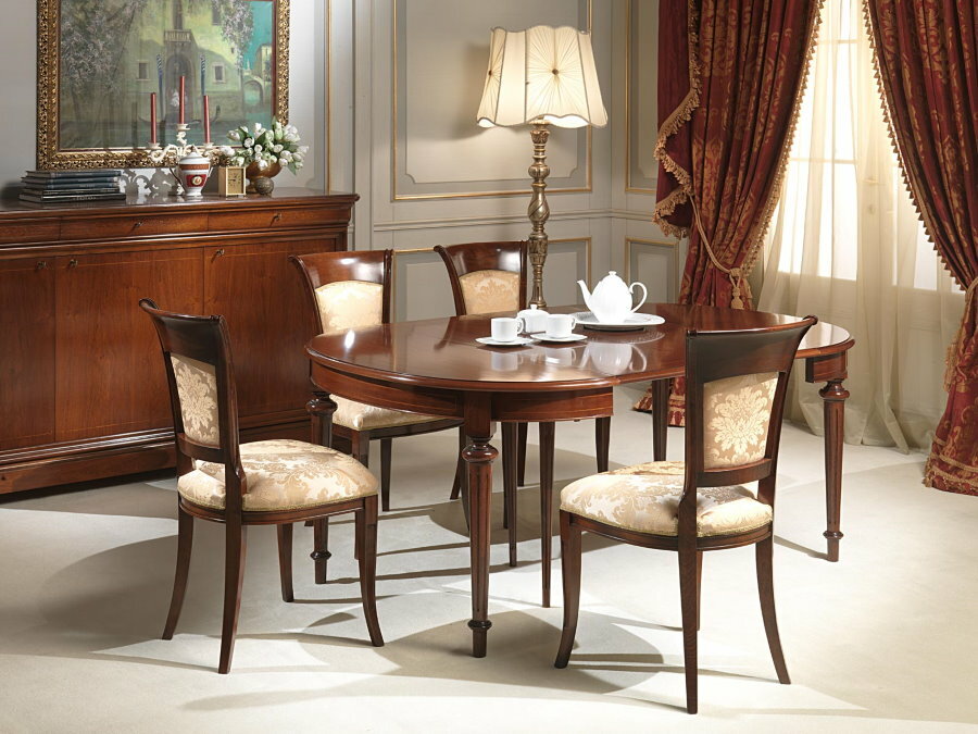Klappbarer ovaler Tisch in einem klassischen Wohnzimmer