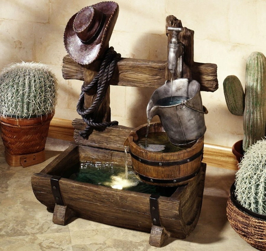 Dřevěná dekorativní fontána na stole v hale