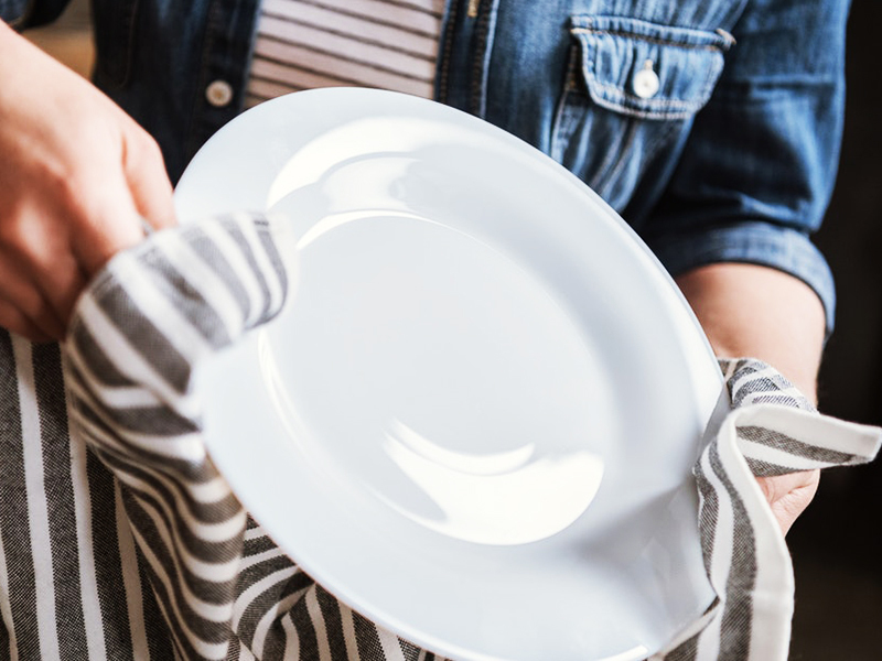 Situace, kdy mycí prostředek zůstává na nádobí, je nepřijatelná: určitě se dostane do jídla