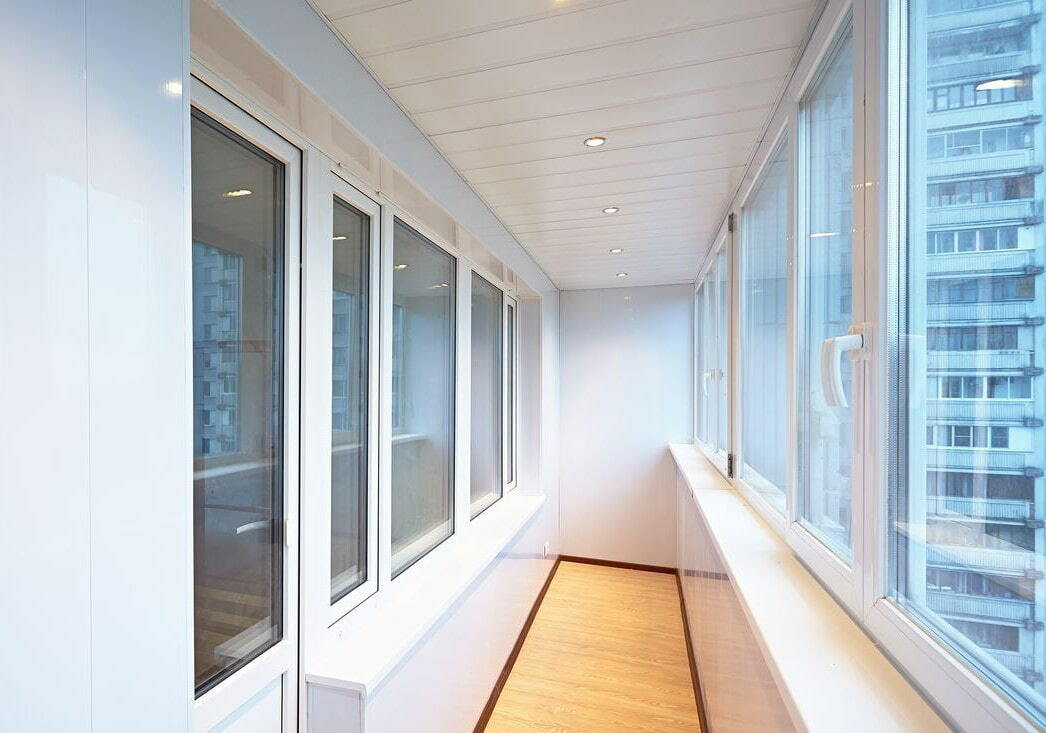 Interiér dlouhé lodžie s panely na stropě