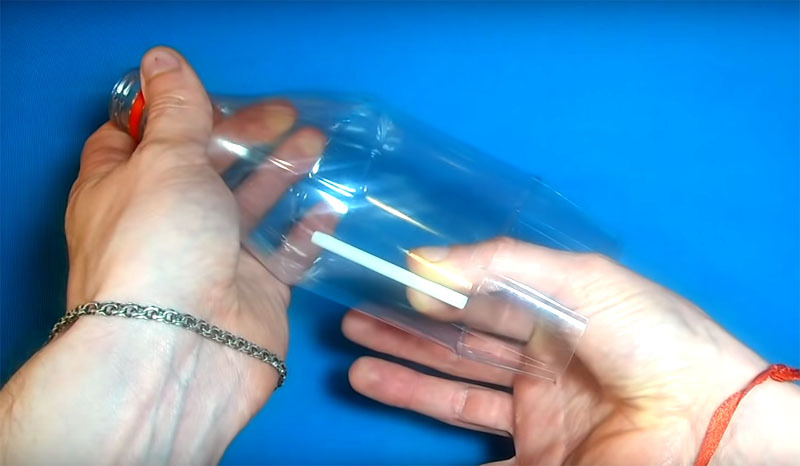 Use pegamento termofusible para pegar las pajitas dentro de la botella a lo largo de la línea central de cada pétalo
