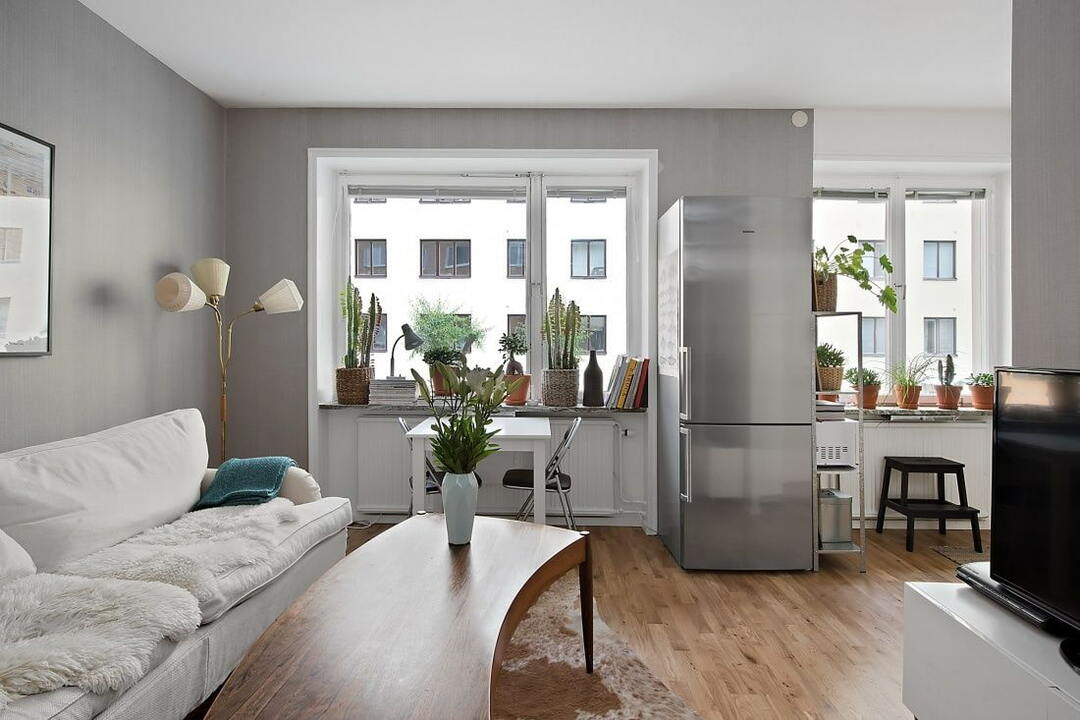 To-roms kjøleskap mellom vinduer i en studioleilighet