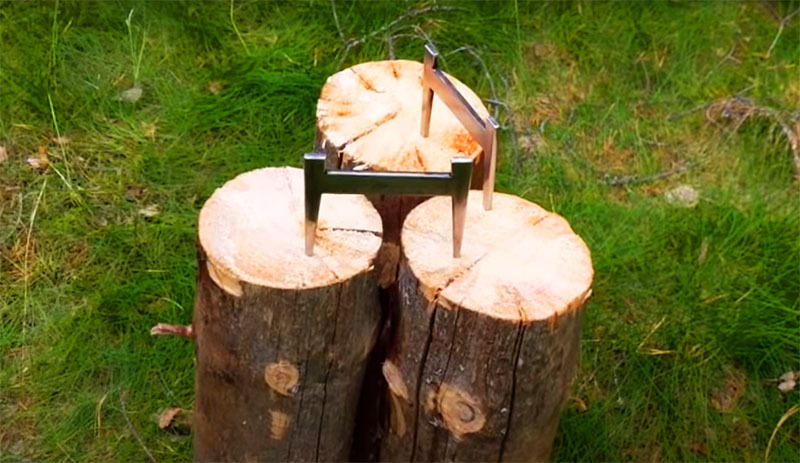 But it is not difficult to find three small-diameter logs, it is to assemble them into the brazier that the metal brackets, which we mentioned above, will be required. Brackets are installed at the top and bottom to securely hold the logs