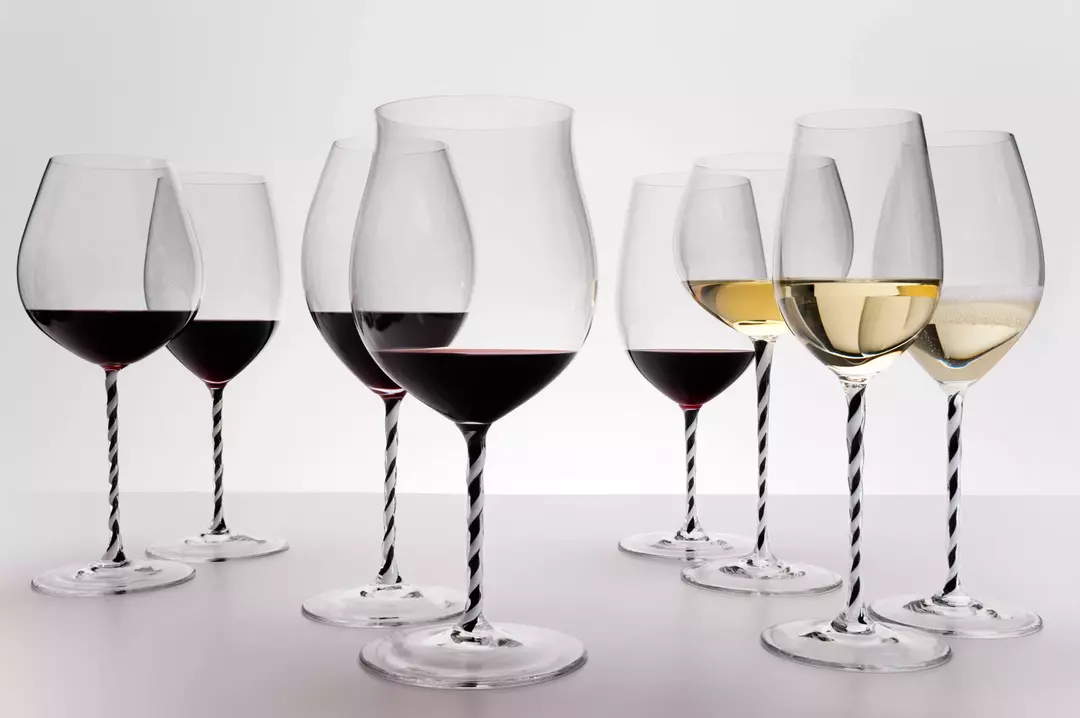 Foto klaasist valget ja punast veini