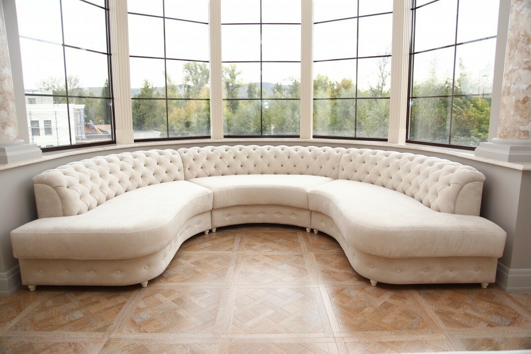 Sofa mit Erkerfenster