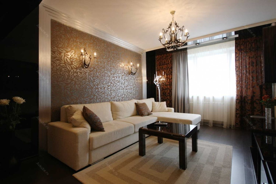 Interior da sala de estar com papel de parede marrom
