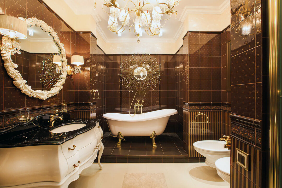 Diseño de baño clásico en tonos marrones.
