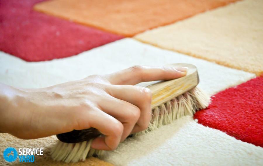 Kā tīrīt paklāju mājās? Soda, etiķis, pulveris