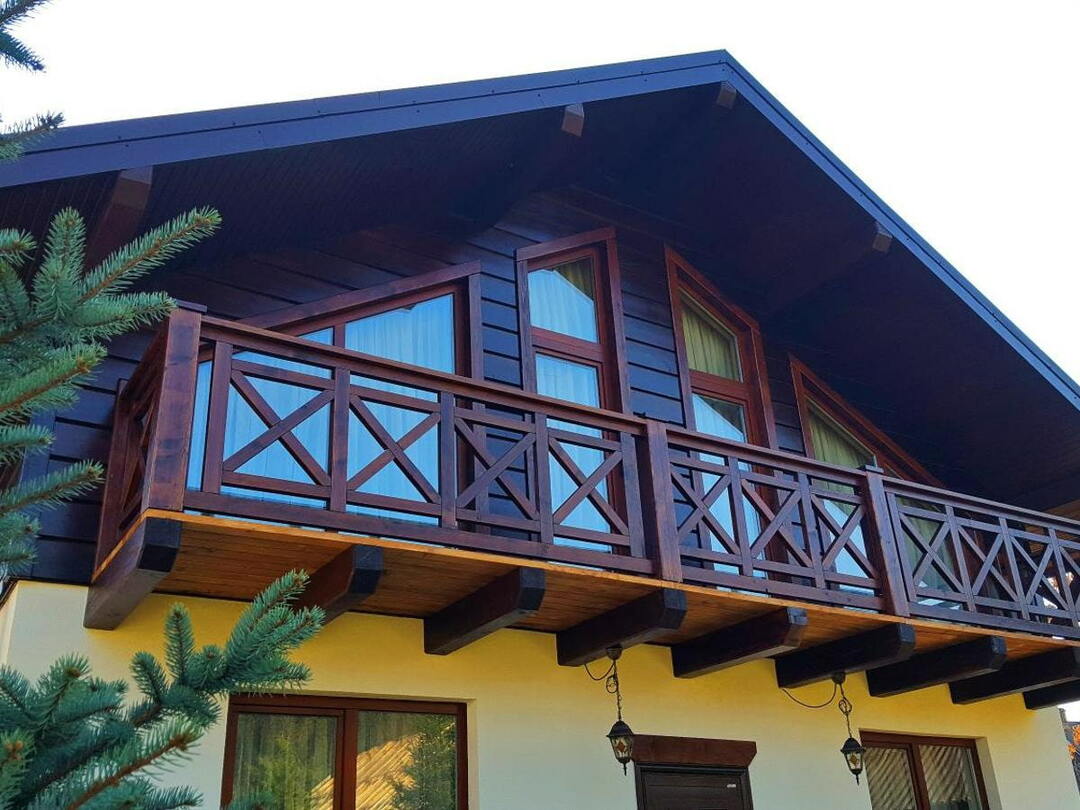 Balcon en bois dans une maison avec un grenier