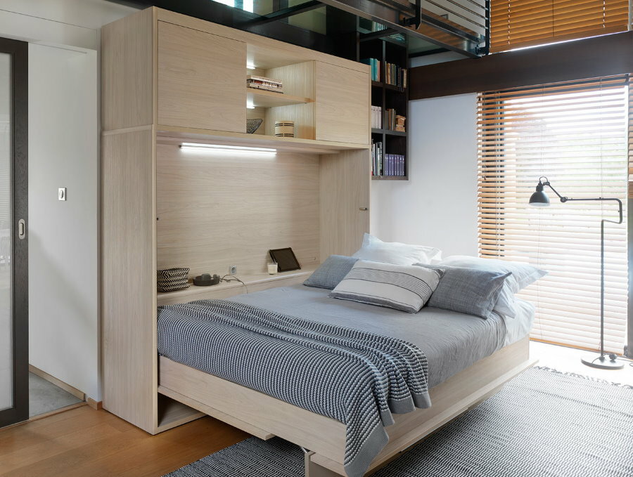 1 odalı bir dairede dönüştürülebilir yatak