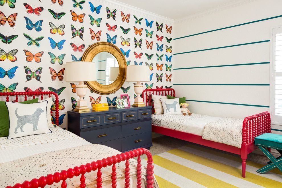 Mariposa en el papel pintado de papel en la habitación de los niños