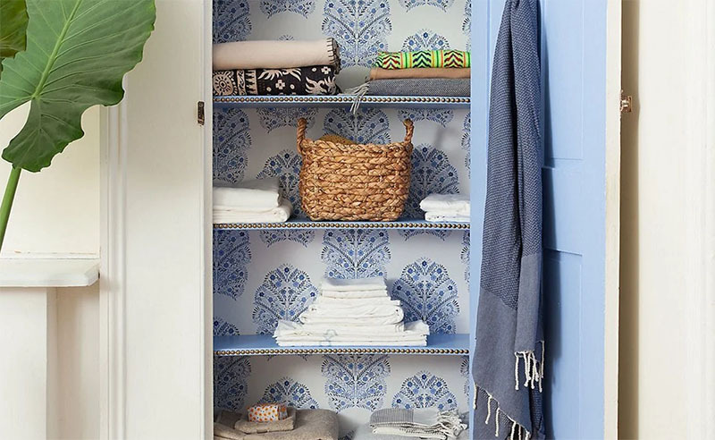 If you paste over the back wall of the cabinet with wallpaper, you get a very interesting effect. The main thing is to match the rest of the color of the walls to match or in a contrasting color.