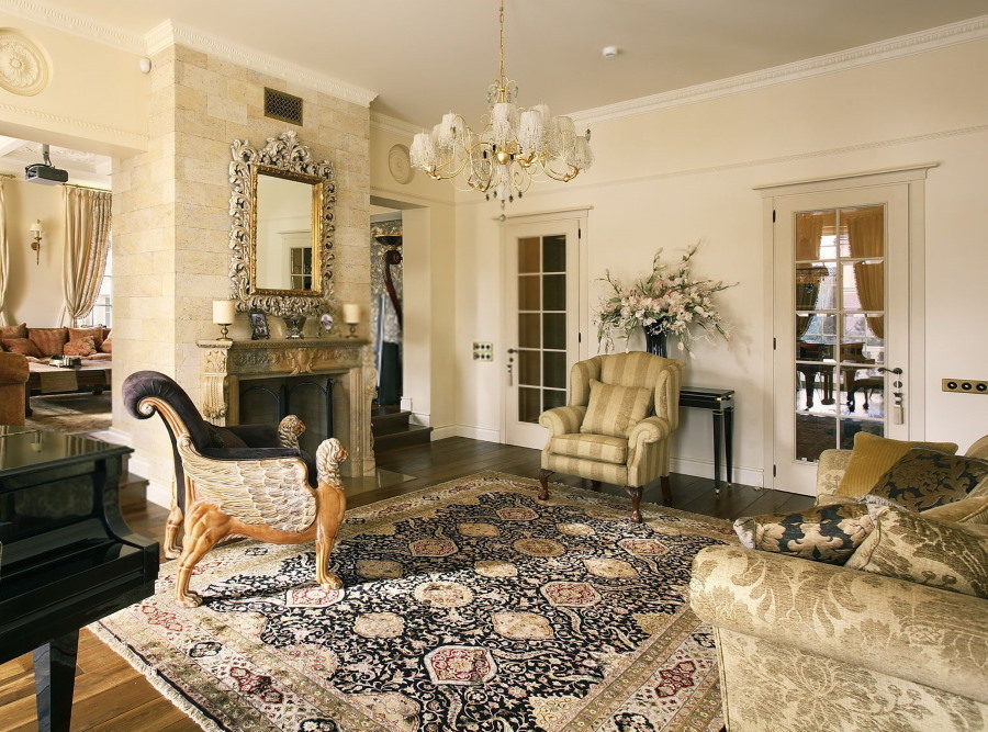 Veľký koberec v obývacej izbe v klasickom štýle