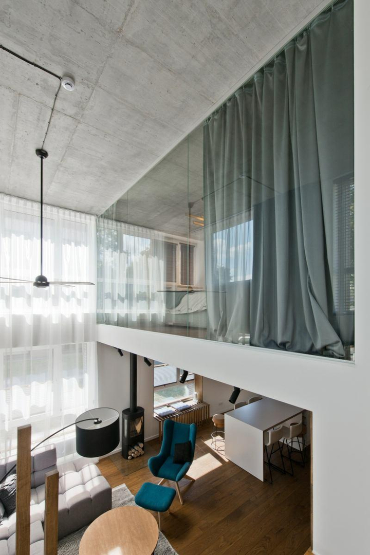 Fenêtre panoramique à l'intérieur d'un appartement avec lits superposés