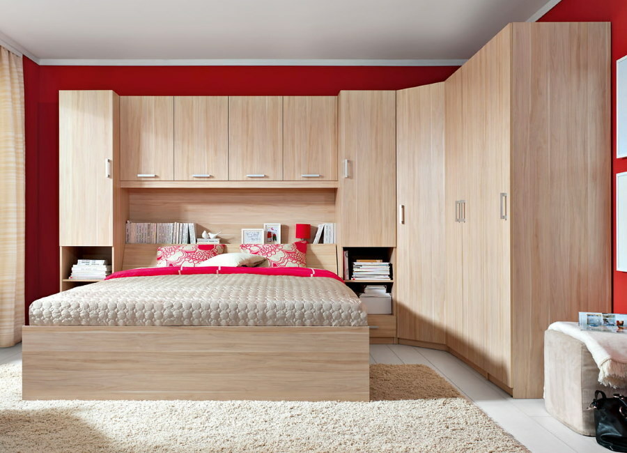 Conjunto de muebles de dormitorio con armario de esquina y cama.