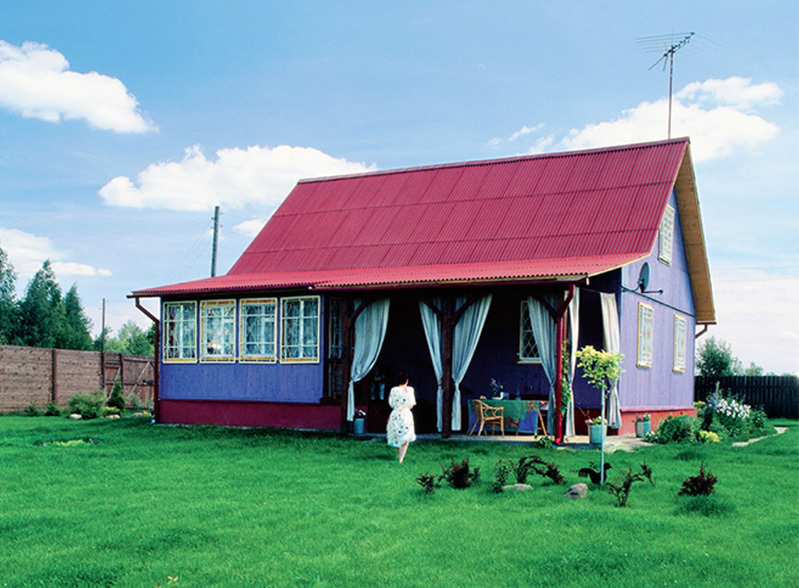 Spalvotas purpurinių ir raudonų atspalvių derinys suteikia namams šventinę nuotaiką