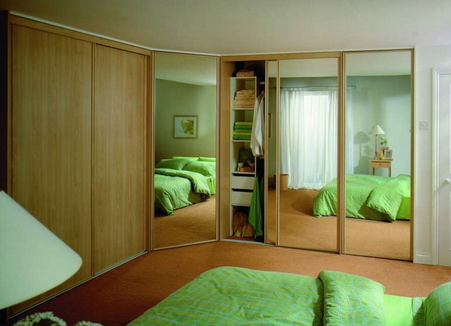 Hörn inbyggd garderob i ett litet sovrum