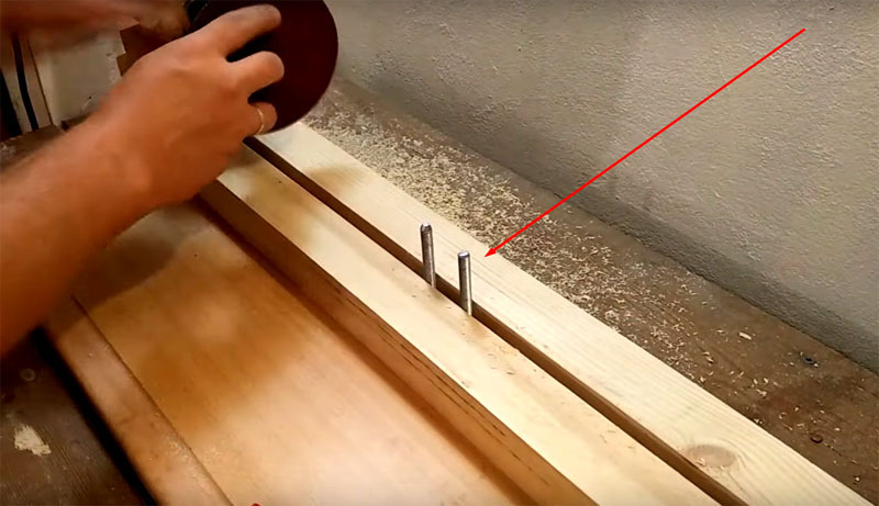 Deze twee bouten, beweegbaar tussen de houten " rails", fungeren als geleiders. Alle sproeiers zijn eraan bevestigd met een paar vleugelmoeren