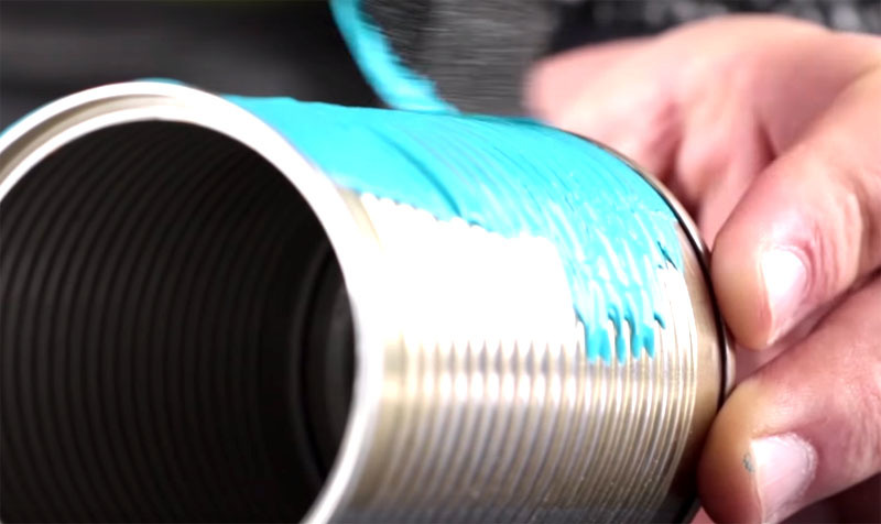 As latas podem ser pintadas com tinta acrílica em qualquer cor para combinar com o resto da sua cozinha