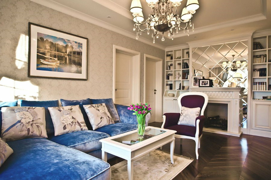 Zils dīvāns klasiskās dzīvojamās istabas interjerā