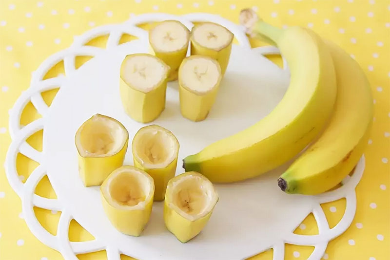 E para os amantes de bebidas doces, uma opção alternativa são os copos de banana. Para facilitar ainda mais, corte a banana ao meio e retire o doce da casca.