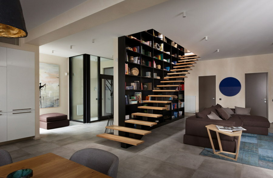 Lépcső korlát nélkül egy kétszintes ház nappalijában