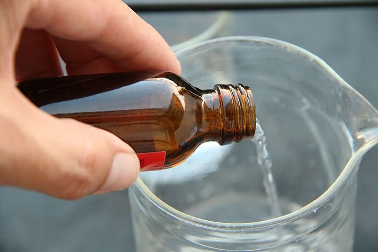 Amónny alkohol, napriek štipľavému zápachu, má schopnosť vyčistiť takmer akýkoľvek povrch