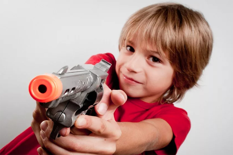 Med ett sträcktak måste du beröva dina barn leksaker som skjuter kulor eller bollar