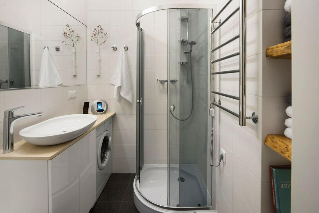 Prysznic narożny w łazience apartamentu typu studio