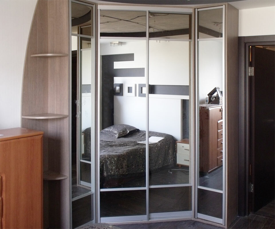 Kampinė spinta su veidrodžiais ant durų miegamajame