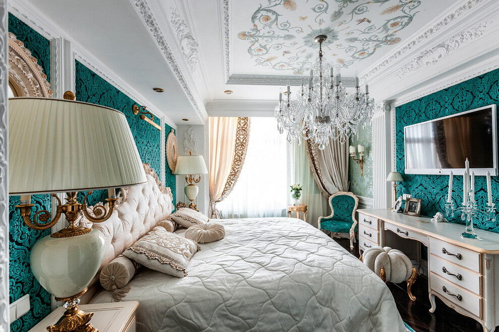 Sufit z płyt gipsowo-kartonowych ze sztukaterią w sypialni w stylu klasycznym