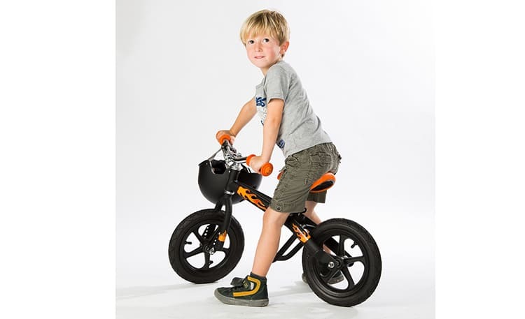 As enormes rodas da bicicleta de equilíbrio ajudam a manter o equilíbrio perfeitamente, mesmo em calçadas e caminhos irregulares