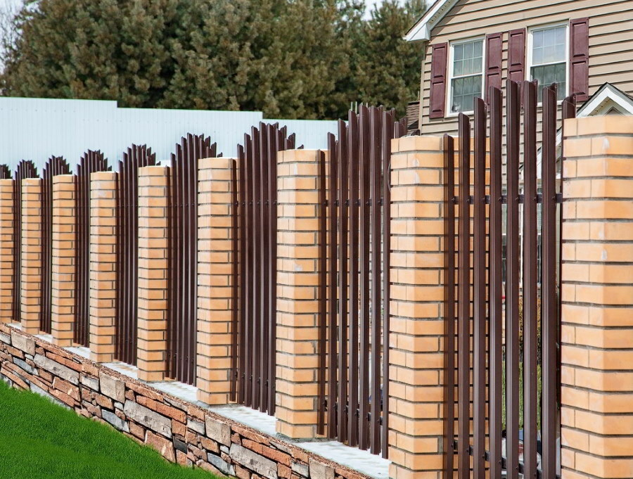 Venkovský plot s cihlovými pilíři