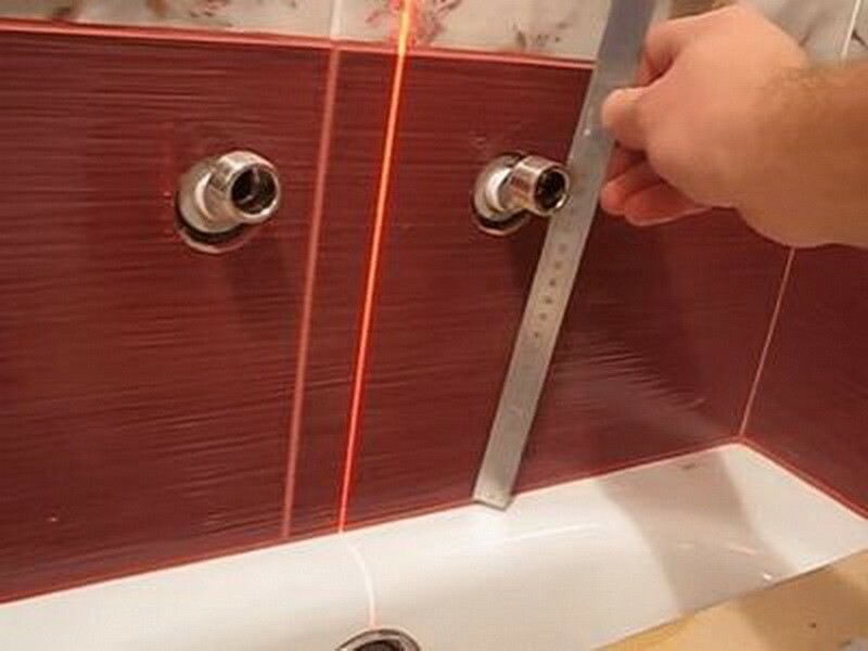 Bir cetvel ile banyoda mikser sabitleme yüksekliğinin ölçülmesi