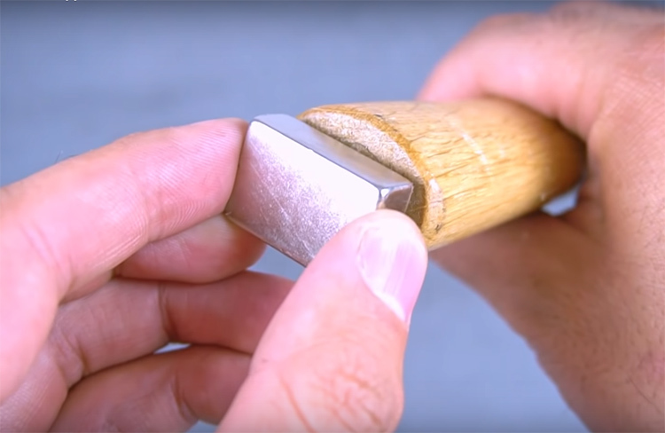 Prie klijų pritvirtinkite tinkamą magnetą. Geriausia naudoti galingus neodimio gaminius, kurie, mažo dydžio, gali išlaikyti didelį metalo svorį.
